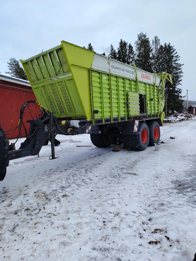 Noukinvaunu pihalla ennen muutostöitä