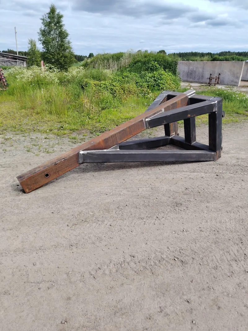 Hitsattu teräsrakenteinen kehikko pihalla